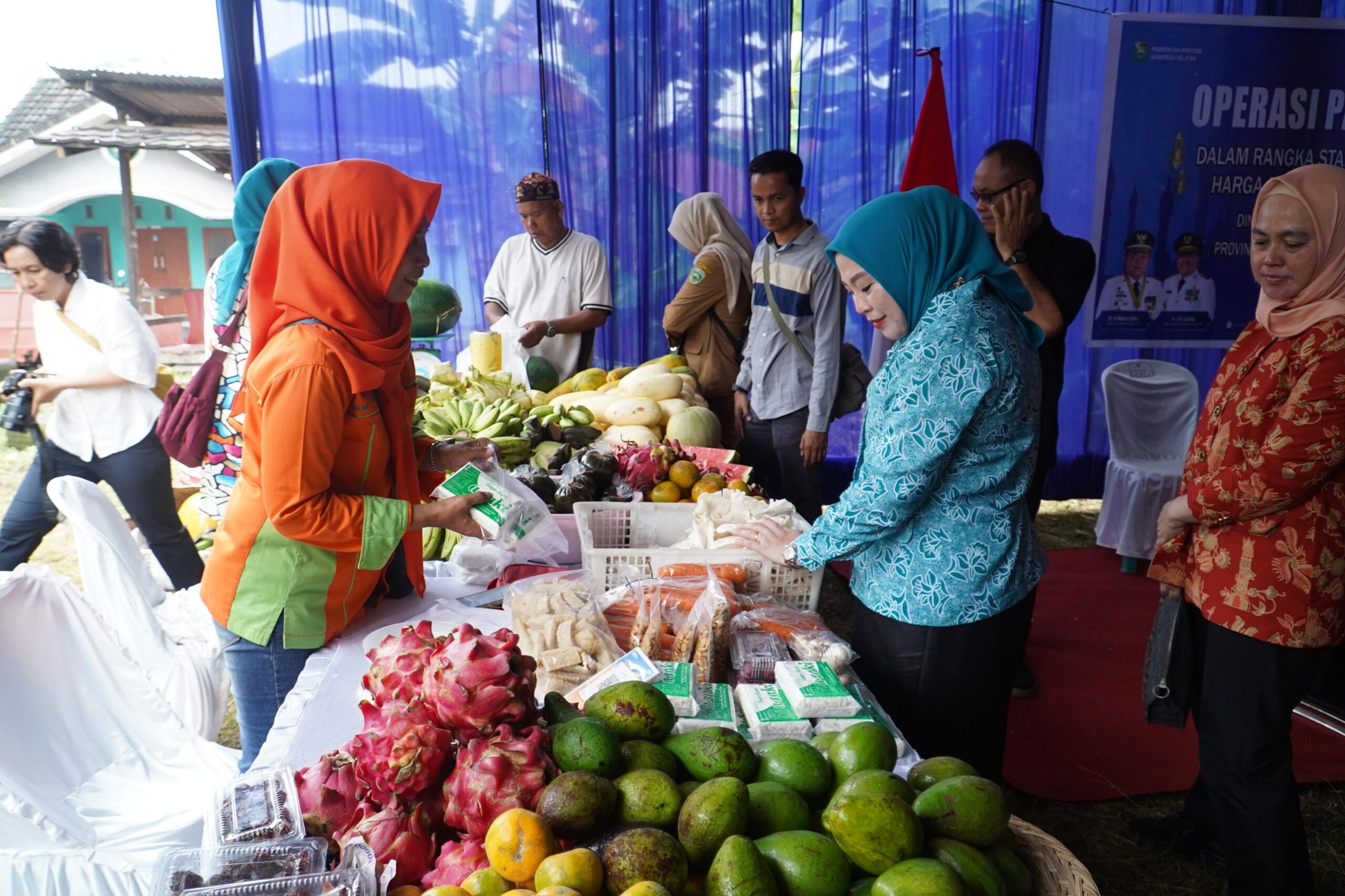 Wagub Cik Ujang Didampingi Staf Ahli PKK Sumsel Lidyawati CU Tinjau Operasi Pasar Murah di Sukamaju Sako Wagub Cik Ujang Didampingi Staf Ahli PKK Sumsel Lidyawati CU Tinjau Operasi Pasar Murah di Sukamaju Sako