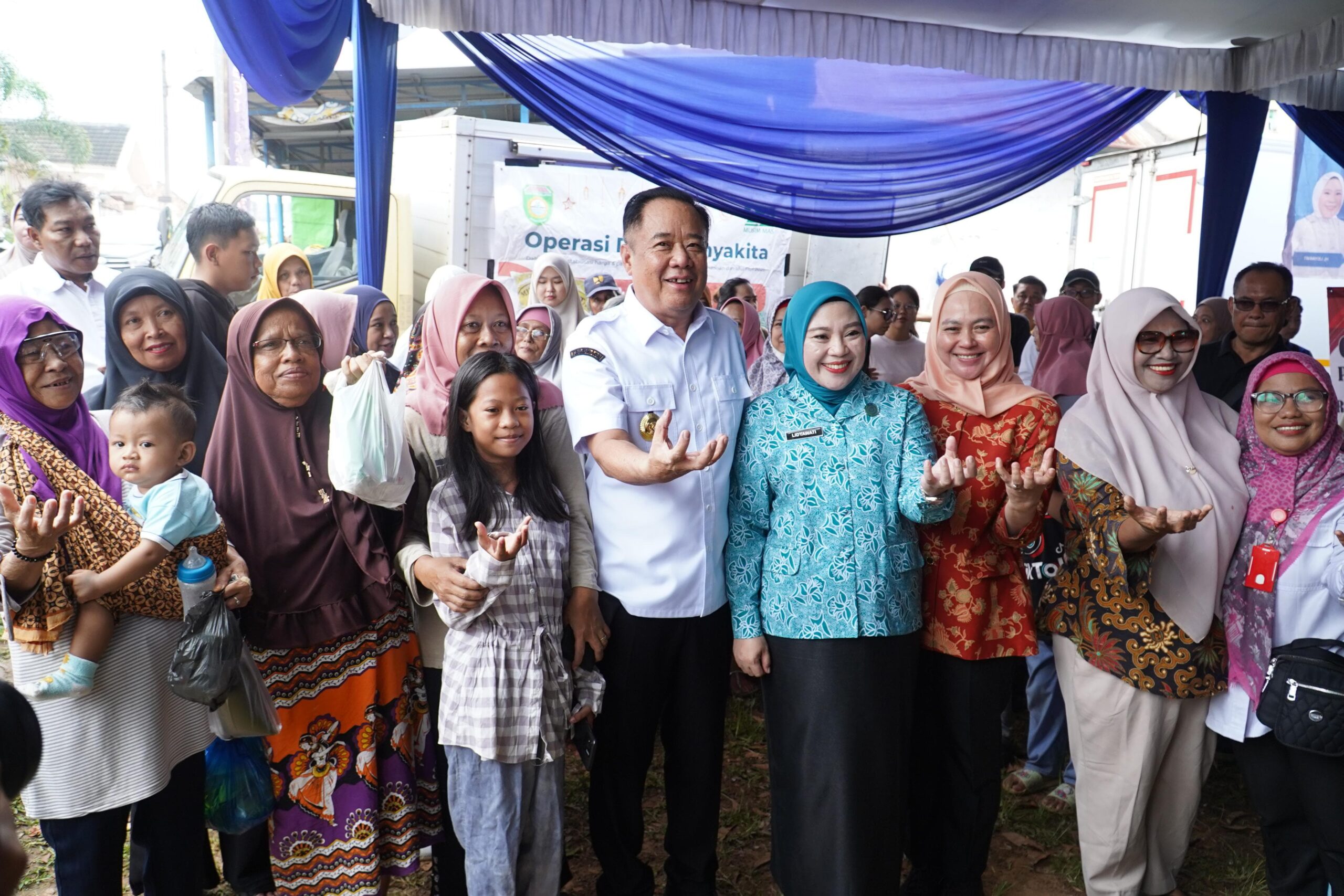 Wagub Cik Ujang Didampingi Staf Ahli PKK Sumsel Lidyawati CU Tinjau Operasi Pasar Murah di Sukamaju Sako Wagub Cik Ujang Didampingi Staf Ahli PKK Sumsel Lidyawati CU Tinjau Operasi Pasar Murah di Sukamaju Sako