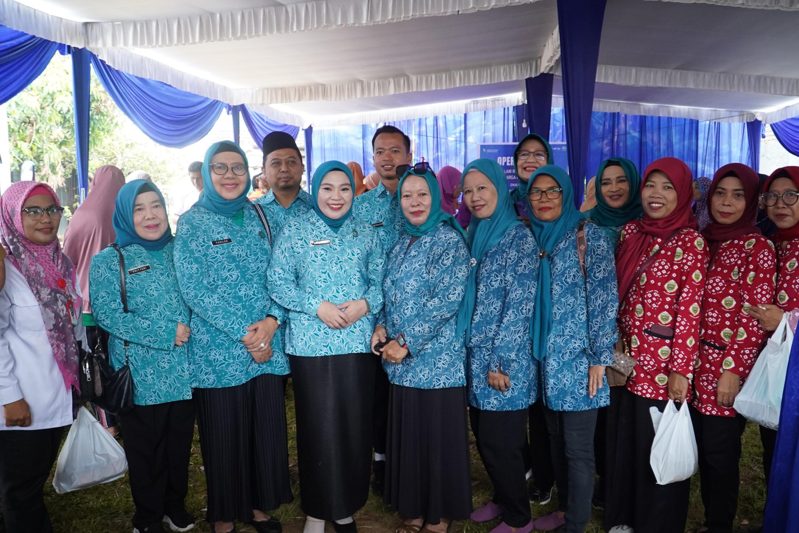 Wagub Cik Ujang Didampingi Staf Ahli PKK Sumsel Lidyawati CU Tinjau Operasi Pasar Murah di Sukamaju Sako Wagub Cik Ujang Didampingi Staf Ahli PKK Sumsel Lidyawati CU Tinjau Operasi Pasar Murah di Sukamaju Sako
