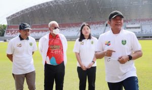 Herman Deru Tinjau Kesiapan Lapangan Stadion Gelora Sriwijaya