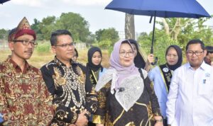 Komitmen Wujudkan Lingkungan Sehat, UIN Raden Fatah Bersama UI GreenMetric Tuang Eco-Enzyme dan Tebar Bibit Ikan