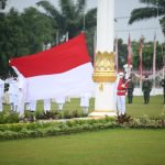 Meski Diguyur Hujan Gerimis, Upacara Penurunan Bendera HUT RI Ke 76 di Griya Agung "Sukses"