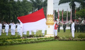 Meski Diguyur Hujan Gerimis, Upacara Penurunan Bendera HUT RI Ke 76 di Griya Agung "Sukses"