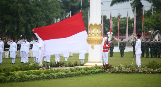 Meski Diguyur Hujan Gerimis, Upacara Penurunan Bendera HUT RI Ke 76 di Griya Agung "Sukses"
