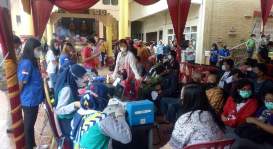 Ratusan Warga Palembang Antusias Ikut Vaksin Booster di Vihara Dharmakirti