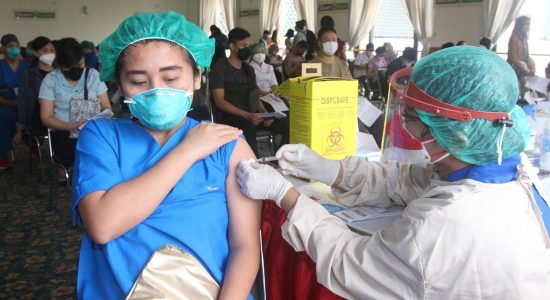 vaksinasi-nakes-2 Lampaui Target, Vaksinasi Dosis Pertama Nakes Kota Palembang Mencapai 19 Ribu Orang