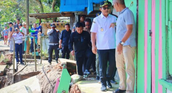 Wabup Muba Tinjau dan Serahkan Bantuan ke Warga Terdampak Longsor di Desa Kasmaran