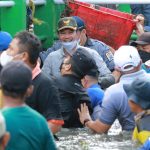 Bersihkan Pinggiran Sungai Musi, Walikota Terjun Langsung Bersama Warga