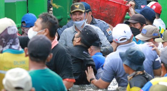 Bersihkan Pinggiran Sungai Musi, Walikota Terjun Langsung Bersama Warga