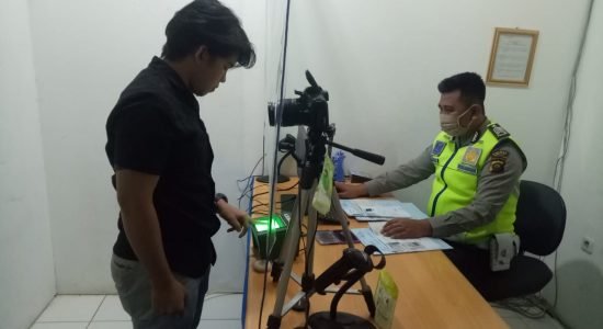 warga-banyuasin-terima-sim-gratis Warga saat mengurus SIM gratis di Banyuasin