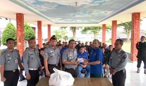 Tunaikan Hak Warga Binaan, Kalapas Banyuasin Bagikan Keperluan Mandi