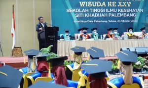 Wisuda STIKES Siti Khadijah, Deru Minta Wisudawan Beri Edukasi ke Masyarakat