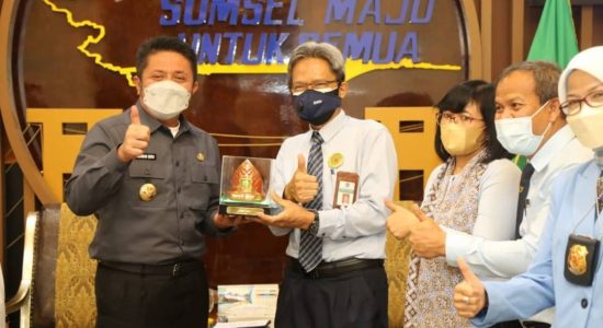 Gubernur Herman Deru Terima Plakat WTP ke 7 dari Menkeu